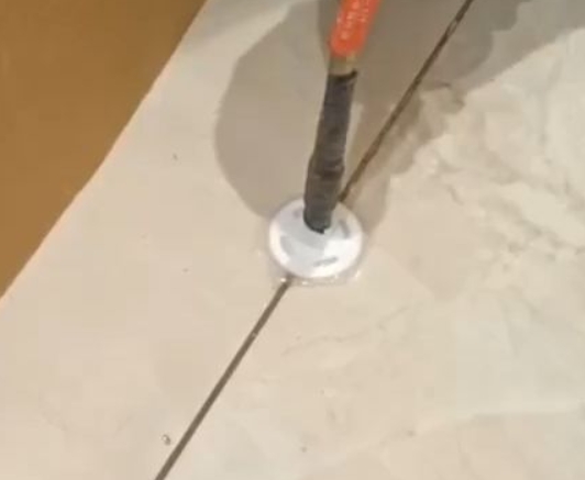 会宁瓷砖空鼓维修公司专业解答瓷砖在铺贴过程中，如果没有涂抹均匀到位的粘结材料（如水泥砂浆或瓷砖胶），可能会导致以下问题